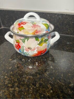 CROFTON 1QT Enamelware Double Handled Pot w/Lid